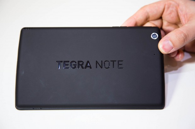 Das Gehäuse ist aus mattem Kunststoff, auf der Rückseite ist eine 5-Megapixel-Kamera eingebaut.